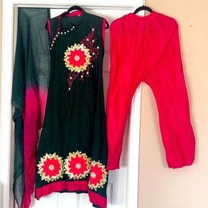 Pakistani / Indian shalwar Kameez. Embroidery skirt and chest. 3 piece!